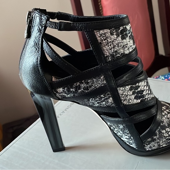 Maxazaria heels open toe black and white print. Size 7.5 - Picture 4 of 5